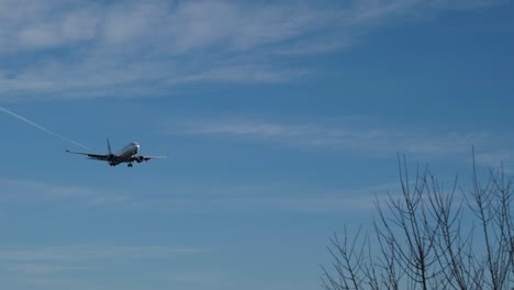 Flugzeug-Bereitet-Sich-In-Zeitlupe-Auf-Die-Landung-Vor-Blauem-Himmel-Auf-Einem-Kleinen-Flughafen-Vor