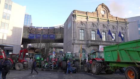 Los-Agricultores-Protestaban-Durante-La-Cumbre-De-La-UE-Frente-Al-Parlamento-Europeo-En-La-Plaza-De-Luxemburgo---Bruselas,-Bélgica