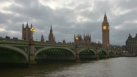 Westminster-Bridge-über-Die-Themse-Mit-Big-Ben-Und-Dem-House-Of-Lords-Im-Hintergrund