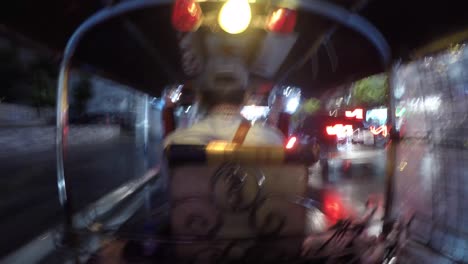 Conductor-De-Tuk-tuk-Tailandés-Conduciendo-Por-Las-Calles-Cubiertas-De-Lluvia-E-Iluminadas-Con-Luces-De-Neón-De-Bangkok