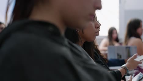 Toma-En-Movimiento-De-Un-Grupo-De-Mujeres-Adolescentes,-Dentro-De-Un-Salón-De-Clases-Mientras-Toman-Clases.