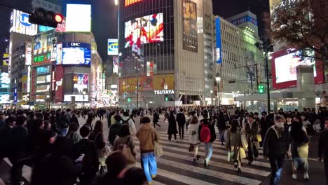 Nachtansicht-Vom-Boden-Aus-Der-Berühmten-Shibuya-Kreuzung-In-Tokio