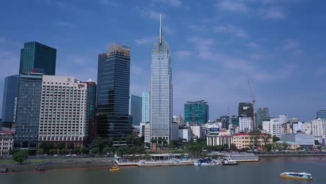 Muelle-De-Ferry-De-Saigón-Vietnam-Y-Edificios-Del-Horizonte-De-La-Ciudad-De-Ho-Chi-Minh