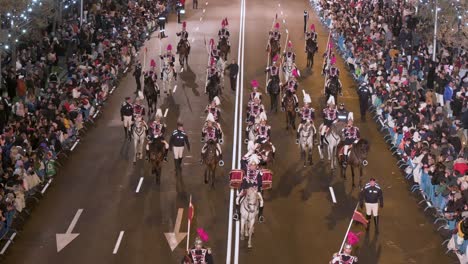 Los-Participantes-A-Caballo-En-El-Festival-De-Los-Reyes-Magos,-También-Conocido-Como-El-Desfile-De-Los-Reyes-Magos,-Se-Unen-A-Las-Familias-Y-A-Los-Espectadores.