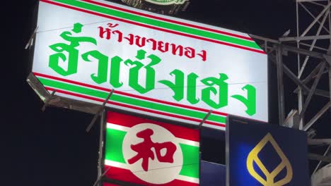 Verschiedene-Neonschilder-In-Thailändischer-Sprache-In-Der-Nähe-Des-Rucksacktouristenviertels-Khao-San-Road