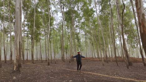 La-Toma-De-Un-Dron-Captura-A-Un-Apuesto-Turista-Nepalí-Deambulando-Dentro-De-Un-Bosque-Verde-De-Nepal-Bailando-Y-Abrazando-La-Fresca-Naturaleza.