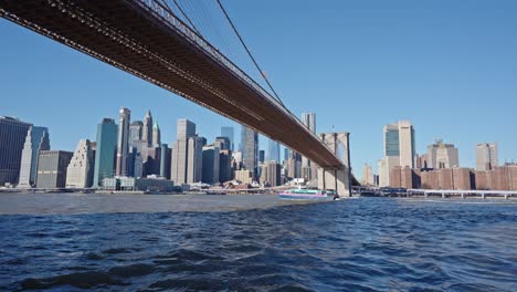 Icónico-Puente-De-Brooklyn-Que-Cruza-El-Río-Este-Con-Vista-Al-Horizonte-Del-Bajo-Manhattan