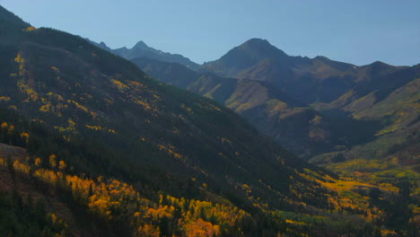 Colorado-Verano-Otoño-Colores-Del-Otoño-Aéreo-Zumbido-Cinematográfico-álamo-Temblón-Masa-De-Nieve-Montaña-Granate-Campanas-Pirámide-Pico-Hermoso-Impresionante-Cielo-Azul-Medio-Día-Soleado-Adelante-Hacia-Arriba-Movimiento