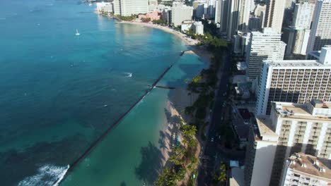 Luftaufnahme-Des-Waikiki-Beach-Und-Der-Küste-An-Einem-Wunderschönen-Sonnigen-Tag