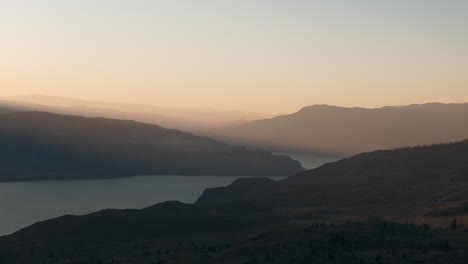 Belleza-Aérea:-Lago-Kamloops-Y-Desierto-Semiárido