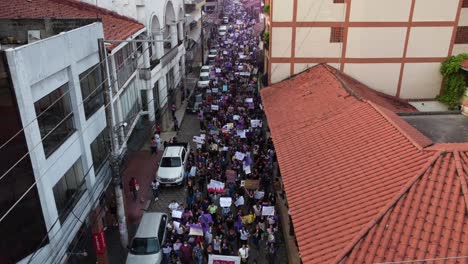 Demonstranten-Des-Frauentags-Füllen-Die-Schmale-Santa-Cruz-Straße-In-Bolivien-Aus-Der-Luft