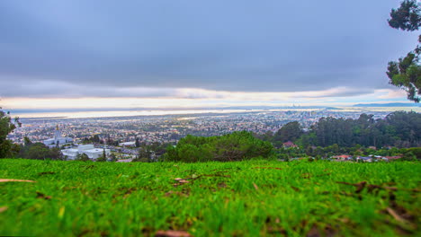 Zeitraffer-Von-San-Francisco-Und-Oakland-Mit-Blick-Auf-Die-Stadt-Und-Weiten-Wolken-Am-Himmel