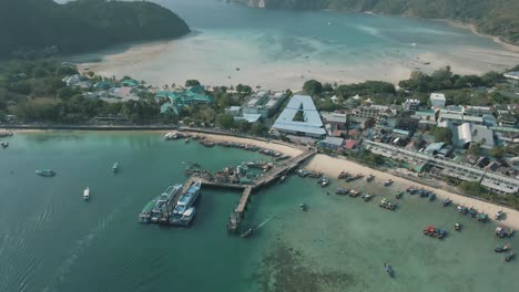 Zeitlupen-Drohnenaufnahmen-Von-Einem-Strand-Und-Einem-Bootssteg-Auf-Den-Phi-Phi-Inseln-In-Thailand