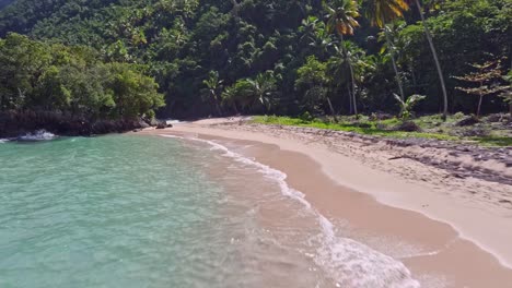 Gente-Relajante-En-El-Agua-Y-La-Playa-De-Arena-En-El-Paisaje-Tropical-De-República-Dominicana