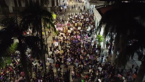 Demonstranten-Des-Frauentags-Treffen-Auf-Dem-Platz-Des-24.-September-In-Santa-Cruz,-Bolivien-Ein