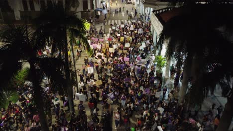 Manifestantes-Del-Día-De-La-Mujer-Llegan-A-La-Plaza-24-De-Septiembre-En-Santa-Cruz,-Bolivia