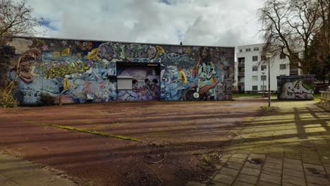 Graffiti-Und-Street-Art-Im-Wohngebiet-Ijplein-Am-Meeuwenlaan-In-Amsterdam-Noord