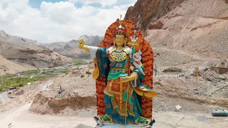 Increíble-Y-Colorida-Estatua-Del-Gurú-Padmasambhava-Ubicada-En-Ladakh,-India