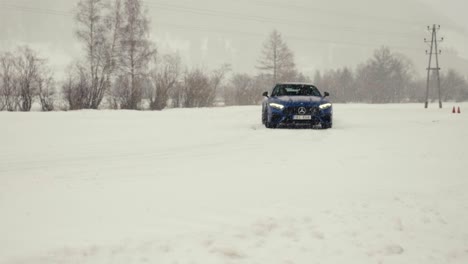 Professioneller-Fahrer-Führt-Seitliches-Driftmanöver-Auf-Verschneiter-Rennstrecke-Durch