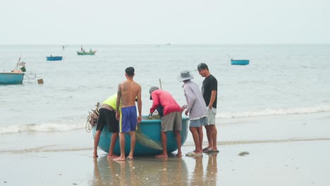 Un-Grupo-De-Pescadores-Están-Pujando-Por-Una-Captura-Fresca-De-Pescado-Recién-Capturado-En-Alta-Mar