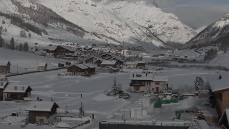 Impresionante-Vídeo-Con-Drones-De-Los-Alpes-De-Livigno:-Picos-Nevados,-Ciudad-Y-Pueblo-De-Montaña,-Ideal-Para-Anuncios-Turísticos-Y-De-Invierno-De-Alta-Calidad.