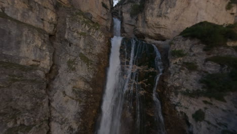 Hermosa-Cascada-En-Dolomitas,-Italia,-Toma-Aérea-De-Drones-Fpv