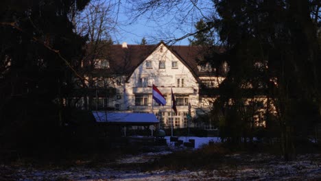 El-Histórico-Y-Famoso-Hotel-Bilderberg-Visto-Desde-El-Bosque-Escondido-Entre-Los-árboles.