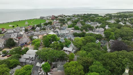 Toma-Aérea-De-Casas-Que-Rodean-El-Paseo-Marítimo-De-Massachusetts.