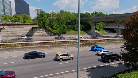 Amerikanische-Autos-Fahren-An-Sonnigen-Tagen-Langsam-Auf-Dem-Amerikanischen-Highway-In-Atlanta-City