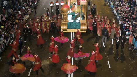 El-Rey-Gaspar-Y-Los-Participantes-Saludan-A-Niños-Y-Familias-En-La-Fiesta-De-Los-Reyes-Magos,-También-Conocida-Como-El-Desfile-De-Los-Reyes-Magos.