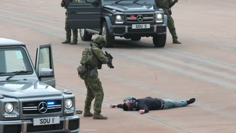 Polizisten-Führen-Anlässlich-Des-National-Security-Education-Day-Am-Hong-Kong-Police-College-In-Hongkong,-China,-Eine-Inszenierte-Anti-Terror-Übung-Durch