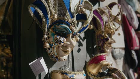 Elaboradas-Máscaras-De-Carnaval-Veneciano,-Ca-&#39;macana,-Venecia,-Italia---Primer-Plano