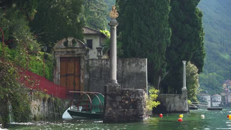 Barco-Góndola-Verde-Flota-Cerca-De-La-Costa-De-La-Ciudad-De-Varenna