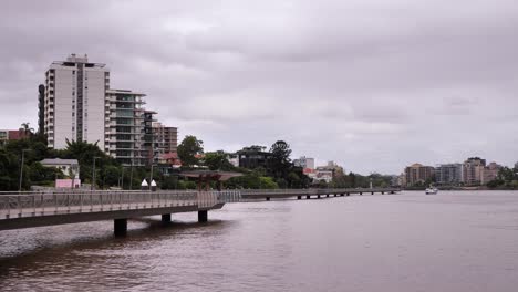 Weite-Sicht-Auf-Den-New-Farm-River-Walk-Und-Den-Brisbane-River-Mit-Der-Sich-Nähernden-Fähre