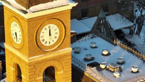 Ancient-Clock-Tower-Of-The-Old-Washington-County-Courthouse-In-Fayetteville,-Arkansas,-USA