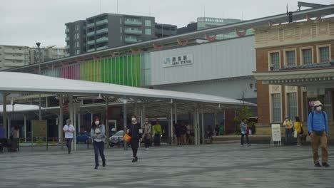 Am-Bahnhof-Jr.-Nara-Laufen-Pendler-Mit-Gesichtsmasken-Vorbei