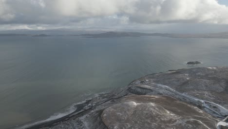 Blick-Von-Der-Klippe-Auf-Den-Old-Man-Of-Storr-Auf-Der-Isle-Of-Skye,-Schottland,-Mit-Bewölktem-Himmel-Und-Ruhigem-Meer
