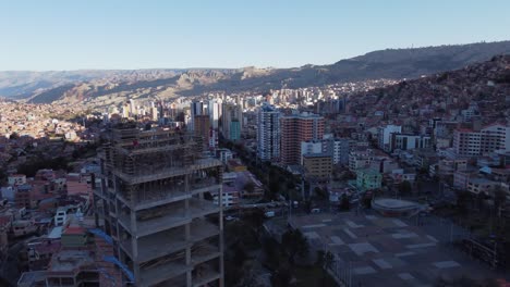 La-Construcción-Del-Edificio-En-Círculos-Aéreos-Revela-El-Horizonte-De-La-Paz,-Bolivia