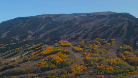 Aspen-Snowmass-Mountain-Maroon-Bells-Pyramid-Peak-Colorado-Sommer-Herbst-Herbstfarben-Luftaufnahmen-Drohne-Filmaufnahmen-Skipisten-Wunderschöner-Atemberaubender-Blauer-Himmel-Mittag-Sonnig-Vorwärtsschwenk-Nach-Oben-Enthüllung-Herangezoomt-Bewegung