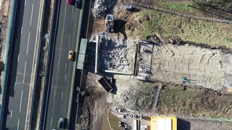 Statische-Drohnenaufnahme-Aus-Der-Vogelperspektive-Einer-Autobahn-Und-Einer-Baustelle-Nebeneinander