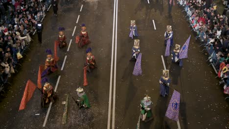 Los-Participantes-En-El-Festival-De-Los-Reyes-Magos,-También-Conocido-Como-El-Desfile-De-Los-Reyes-Magos,-Se-Unen-A-Las-Familias-Y-A-Los-Espectadores.