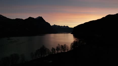 Cielos-Carmesí-Sobre-Walensee,-Amanecer-Sereno.-Suiza-Aérea