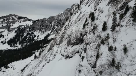 Fronalpstock-Suiza-Glarus-Alpes-Suizos-Vuelo-A-Lo-Largo-De-La-Ladera-De-La-Montaña