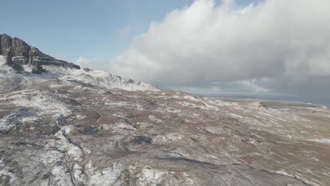 El-Terreno-Accidentado-Del-Anciano-De-Storr-En-La-Isla-De-Skye,-Escocia,-Bajo-Un-Cielo-Parcialmente-Nublado,-Vista-Aérea.