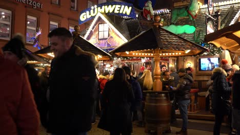 Pueblo-Alemán-En-El-Mercado-Navideño-De-Vino-Caliente-Por-La-Noche.