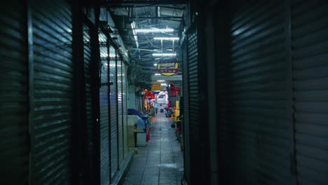 Tiendas-Cerradas-En-El-Callejón-Markey-Iluminado-Con-Fluorescentes-En-Bangkok