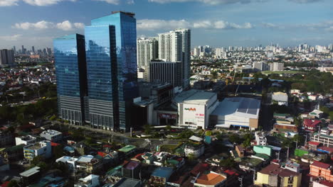 Drones-Volando-Alrededor-Del-Circuito-De-Centros-Comerciales-Ayala,-Tarde-Soleada-En-Makati,-Filipinas