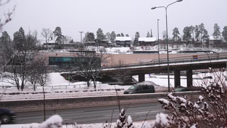 Verkehr-Auf-Der-Autobahn-E18-Unter-Einer-Brücke-Hindurch