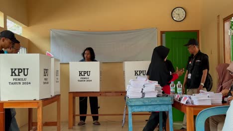 People-gather-to-vote-for-president-in-Indonesia