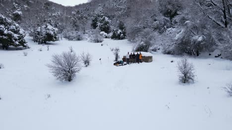 Rückwärts-Drohnenaufnahme-Von-Touristen,-Die-Im-Verschneiten-Winter-Selfies-Auf-Dem-Berg-Hermon-Machen